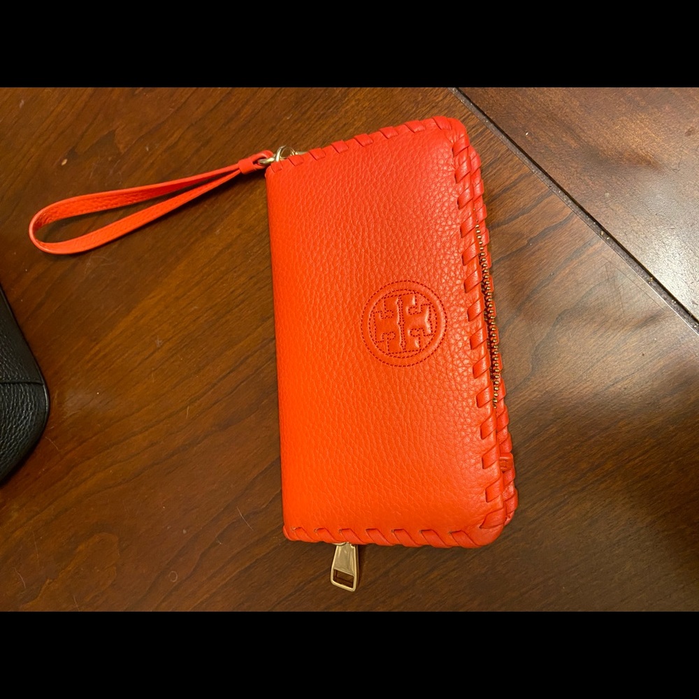 Beautiful Tory Burch wristlet wallet